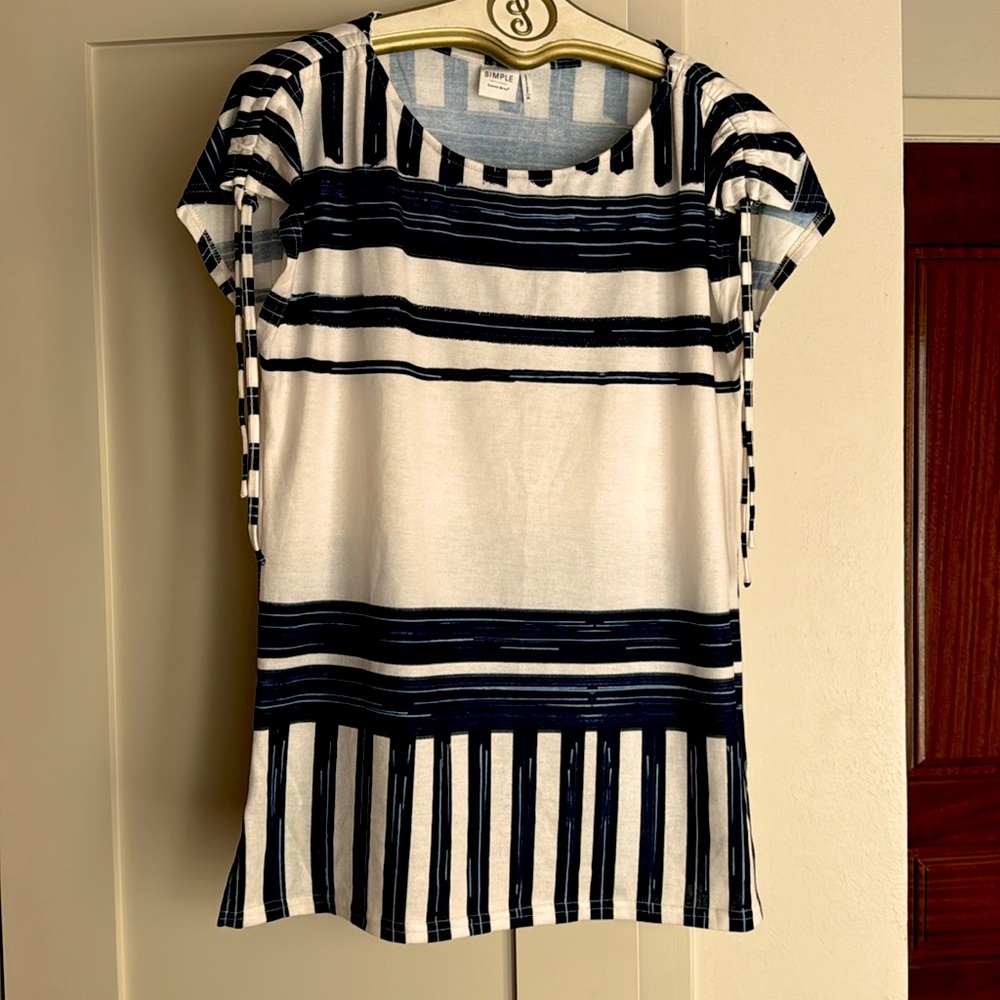 Brand: Simple by Suzanne Betro Size M Navy & Cream